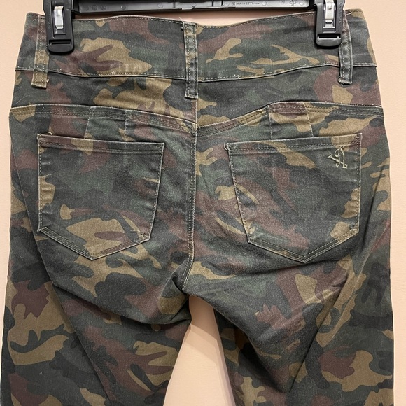 VIP JEANS Women’s Size 4 Camo Pants - Picture 5 of 6